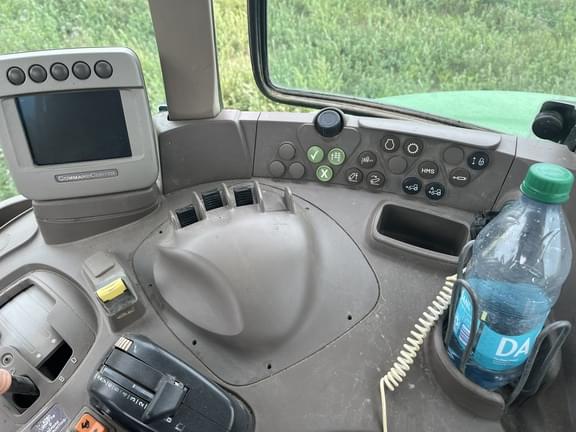 Image of John Deere 7330 equipment image 3