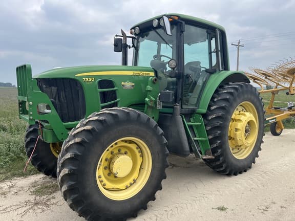 Image of John Deere 7330 equipment image 2