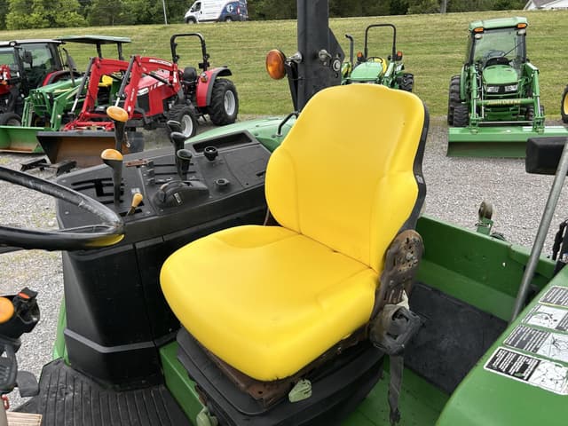 Image of John Deere 7330 equipment image 4