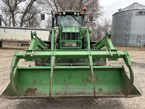 Image of John Deere 7330 equipment image 1