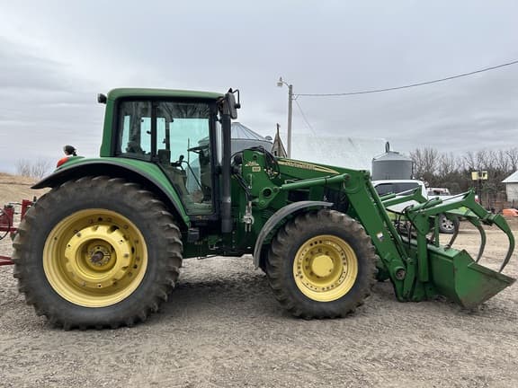 Image of John Deere 7330 equipment image 4