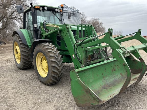 Image of John Deere 7330 equipment image 2