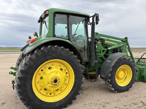 Image of John Deere 7330 equipment image 2