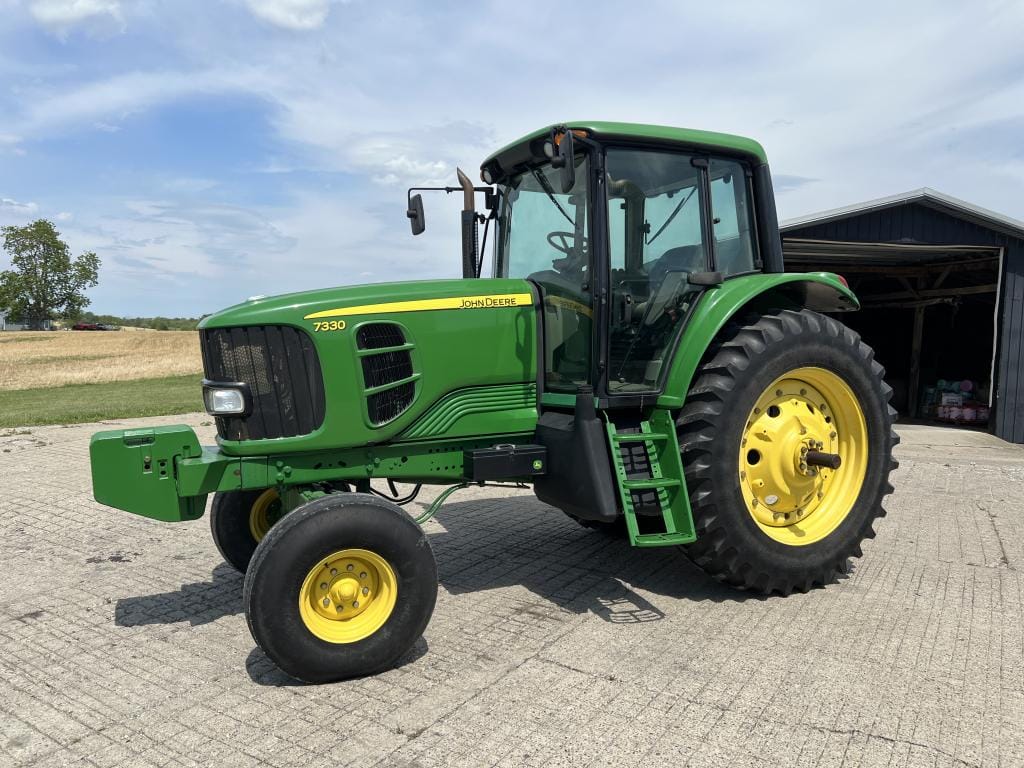 John Deere 7330 Equipment Image0