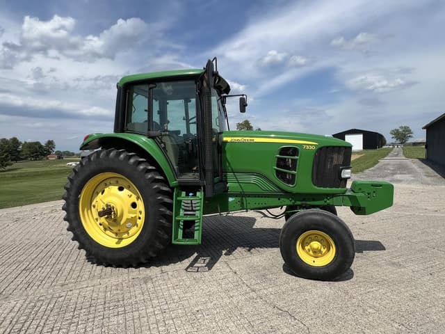 Image of John Deere 7330 equipment image 4