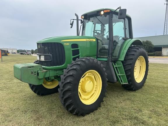 Image of John Deere 7330 equipment image 1