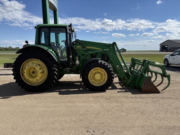Image of John Deere 7330 equipment image 1
