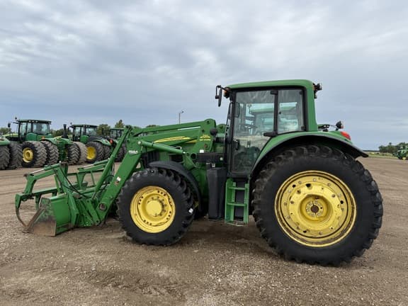 Image of John Deere 7330 equipment image 1