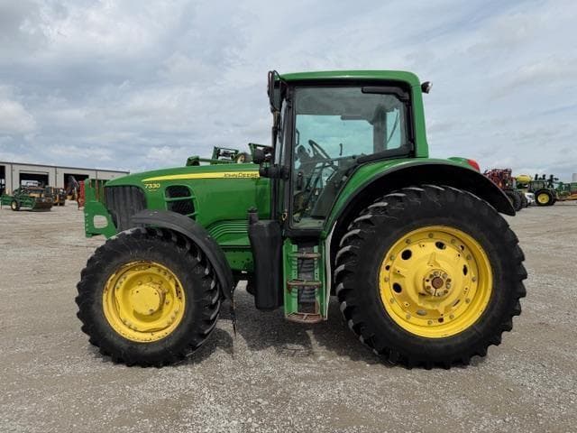 Image of John Deere 7330 equipment image 1