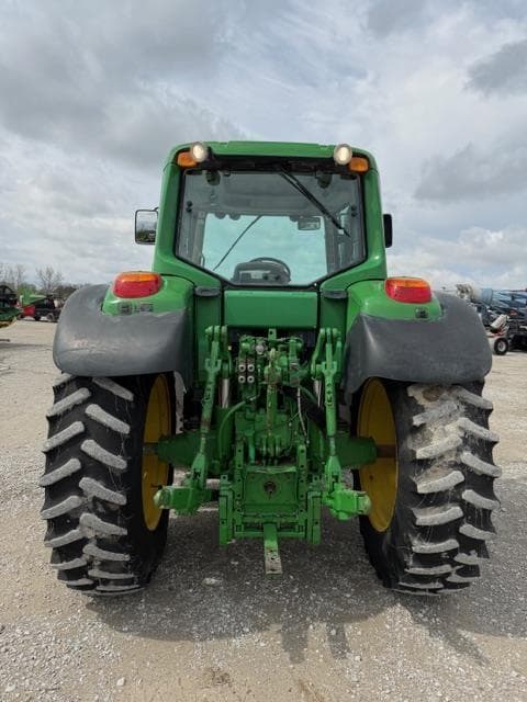 Image of John Deere 7330 equipment image 3