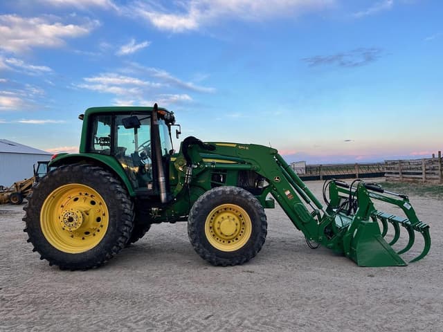 Image of John Deere 7330 equipment image 1