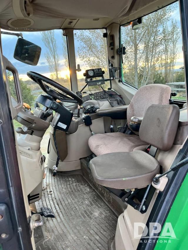 Image of John Deere 7330 equipment image 4