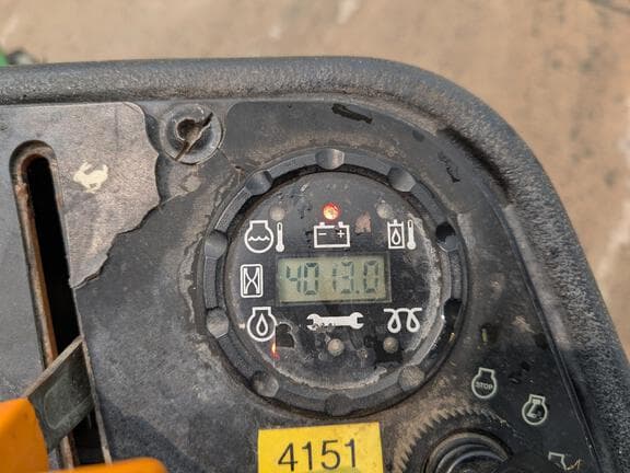 Image of John Deere 7400 equipment image 4