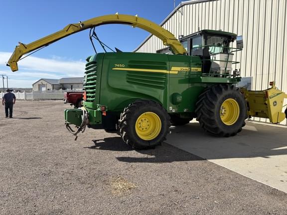 Image of John Deere 7450 equipment image 1