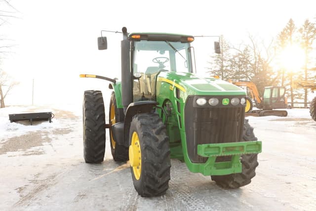 Image of John Deere 8330 equipment image 4