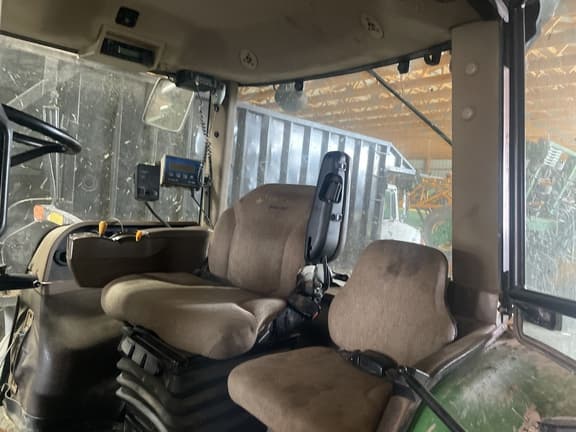 Image of John Deere 8330 equipment image 4