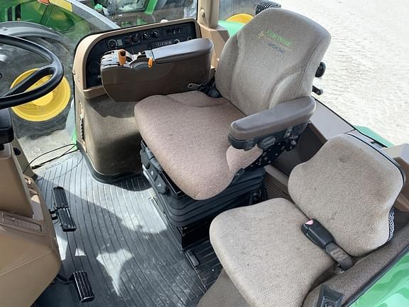 Image of John Deere 8530 equipment image 4