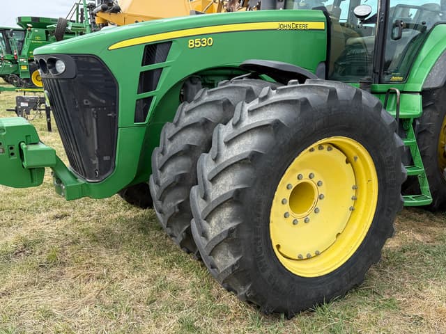 Image of John Deere 8530 equipment image 1