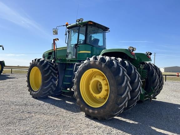 Image of John Deere 9330 equipment image 2