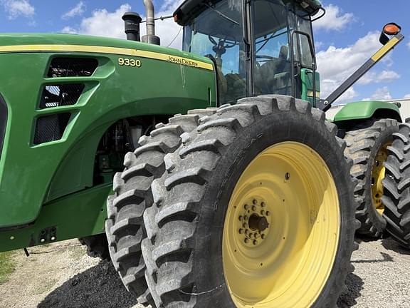 Image of John Deere 9330 equipment image 2