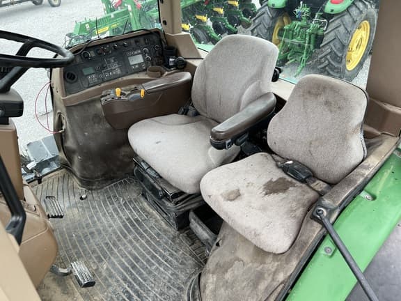 Image of John Deere 9530T equipment image 4