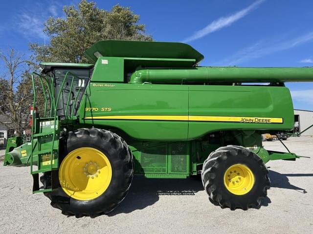 Image of John Deere 9770 STS equipment image 2