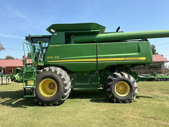 Image of John Deere 9770 STS equipment image 4