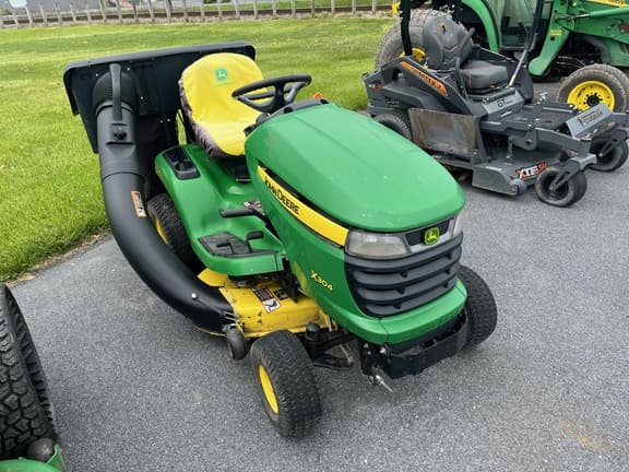 Image of John Deere X304 equipment image 1