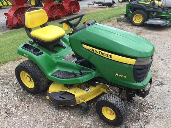 Image of John Deere X304 equipment image 2