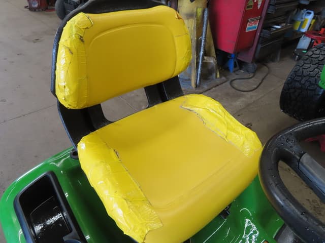 Image of John Deere X320 equipment image 4