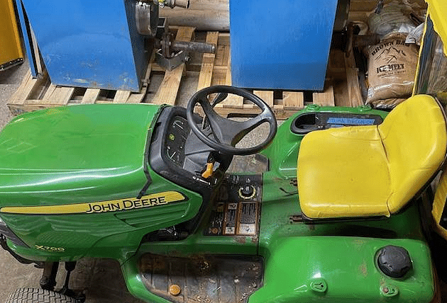 Image of John Deere X700 equipment image 3