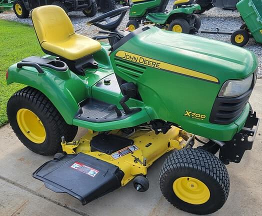 Image of John Deere X700 equipment image 1