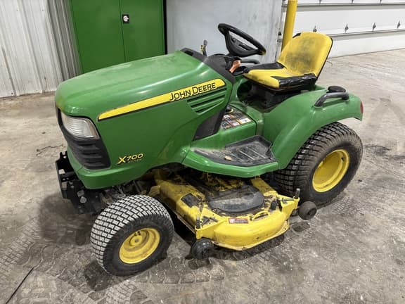 Image of John Deere X700 equipment image 1