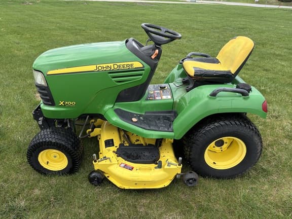 Image of John Deere X700 equipment image 1