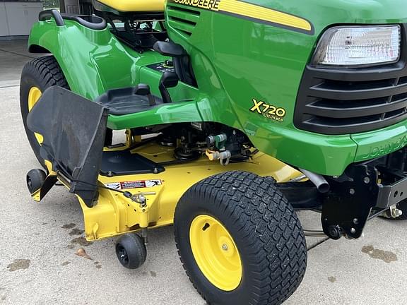 Image of John Deere X720 equipment image 2