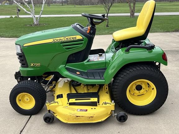 Image of John Deere X720 equipment image 1