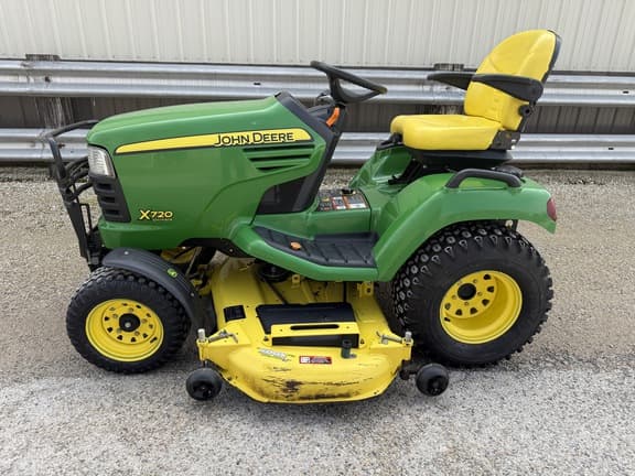 Image of John Deere X720 equipment image 1