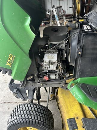 Image of John Deere X720 equipment image 3