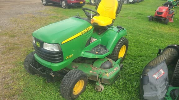 Image of John Deere X720 equipment image 1