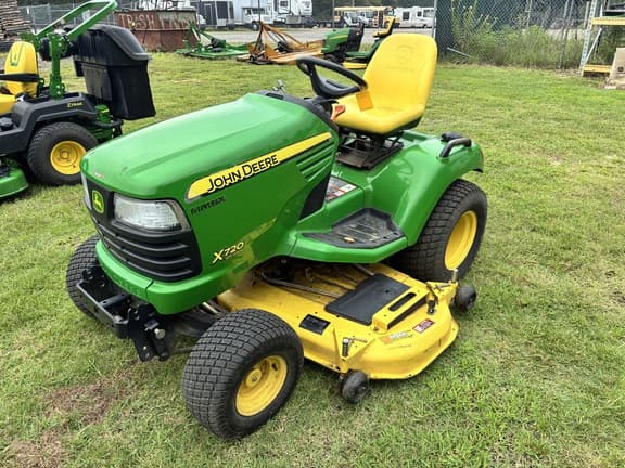 Image of John Deere X720 equipment image 1