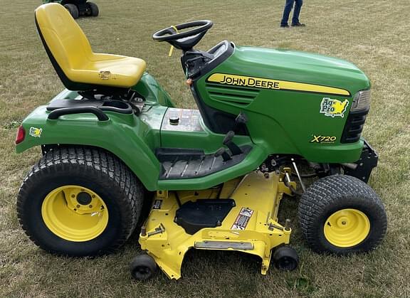 Image of John Deere X720 equipment image 1