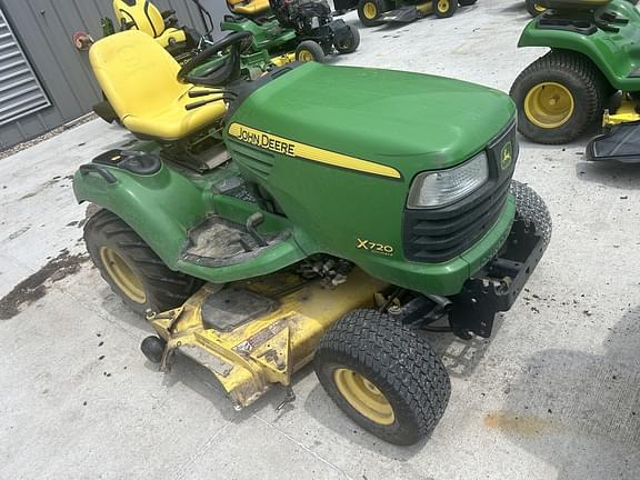 Image of John Deere X720 equipment image 1