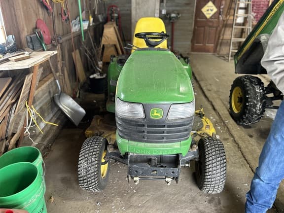 Image of John Deere X724 equipment image 2
