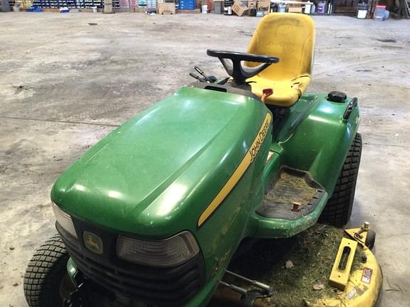 Image of John Deere X724 equipment image 1