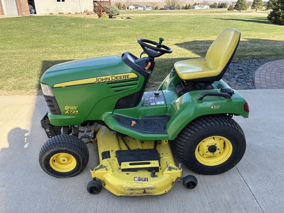Image of John Deere X724 equipment image 1