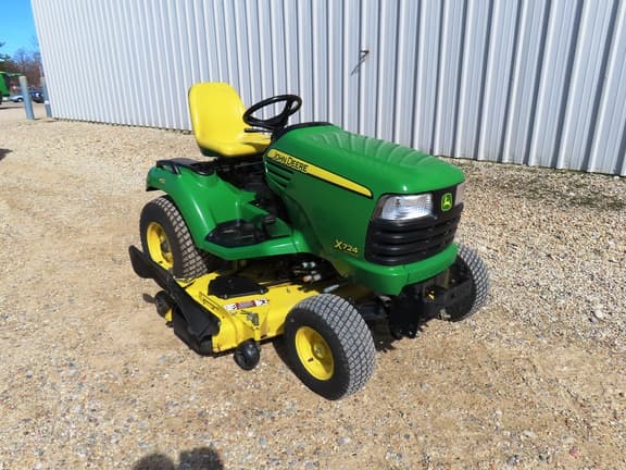 Image of John Deere X724 equipment image 2