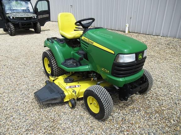 Image of John Deere X724 equipment image 3