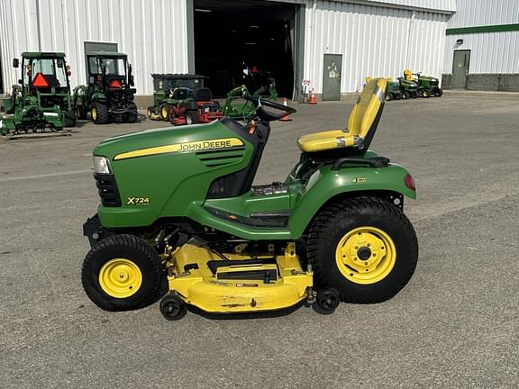 Image of John Deere X724 equipment image 1