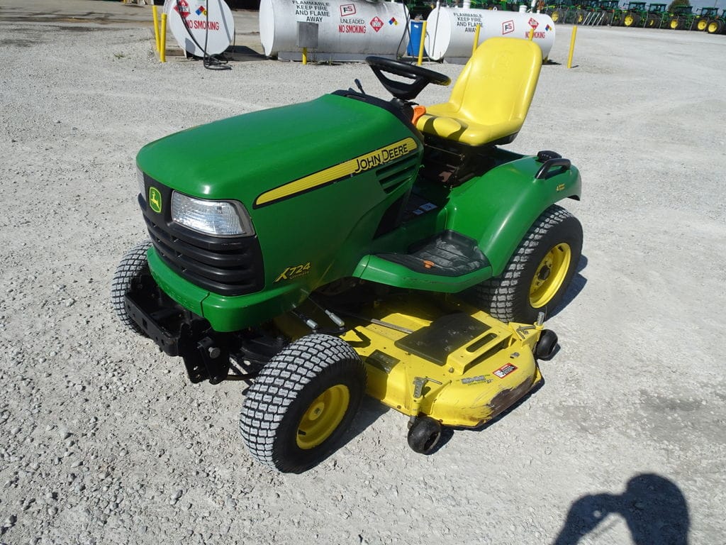 2009 John Deere X724 Equipment Image0