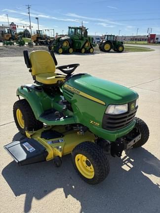 Image of John Deere X729 equipment image 4